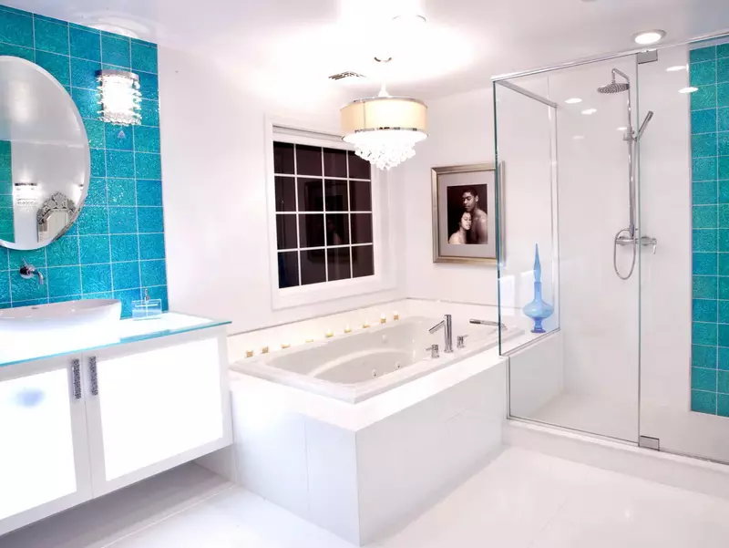 Turquoise badkamer (61 foto's): voorbeelden van badkamerontwerp in deze kleur. We begrijpen in kleuren, creëren een mooi interieur 10203_39