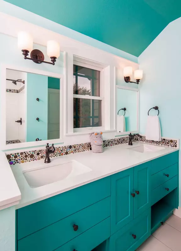 Туркуиза угаалгын өрөө (61 зураг): Энэ өнгөнд угаалгын өрөөний дизайны жишээ. Бид өнгөөр ​​ойлгож, үзэсгэлэнтэй дотоод засал чимэглэлийг бий болго 10203_52