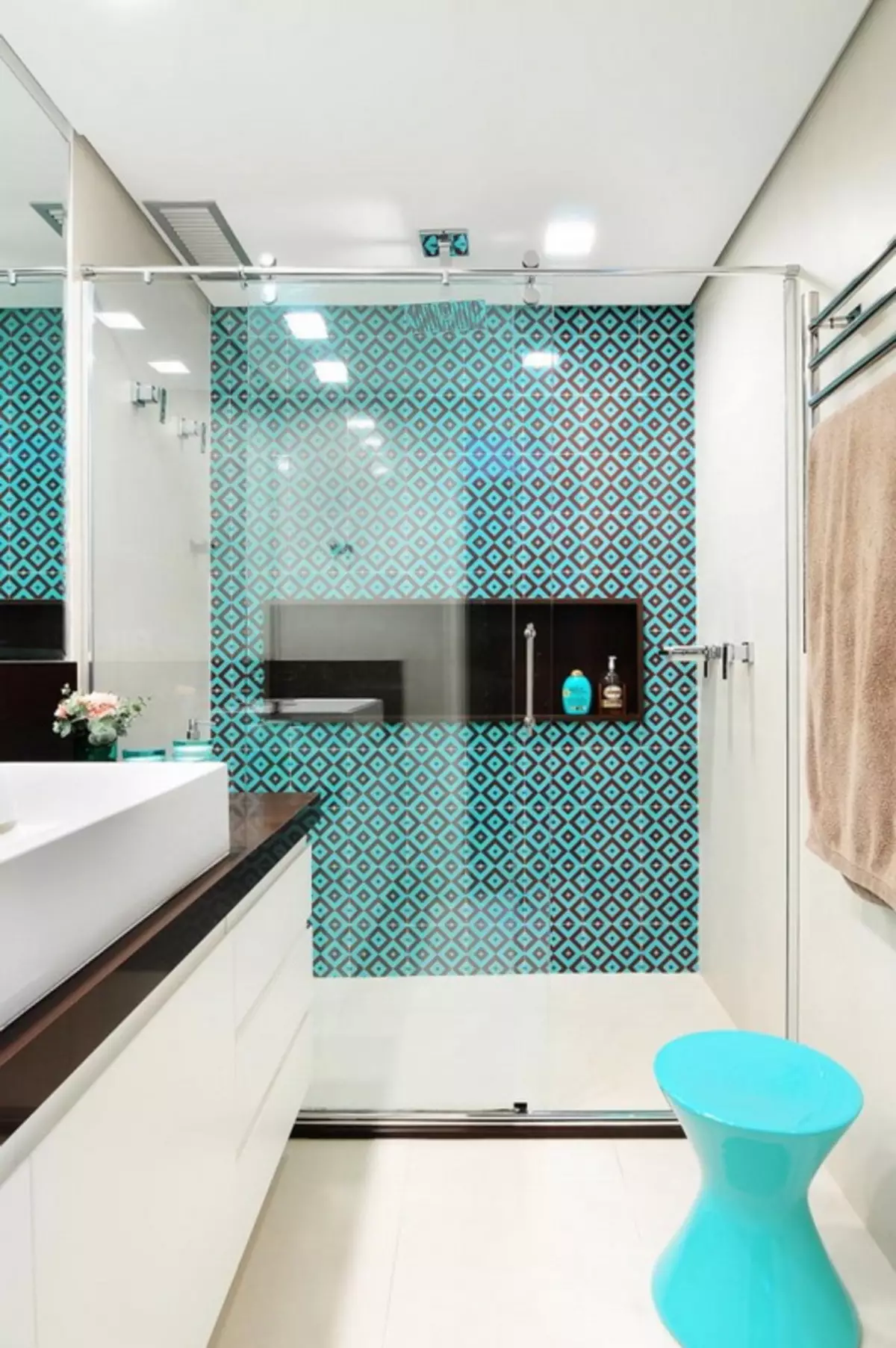 Туркуиза угаалгын өрөө (61 зураг): Энэ өнгөнд угаалгын өрөөний дизайны жишээ. Бид өнгөөр ​​ойлгож, үзэсгэлэнтэй дотоод засал чимэглэлийг бий болго 10203_6