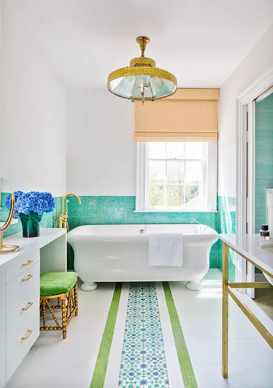 Туркуиза угаалгын өрөө (61 зураг): Энэ өнгөнд угаалгын өрөөний дизайны жишээ. Бид өнгөөр ​​ойлгож, үзэсгэлэнтэй дотоод засал чимэглэлийг бий болго 10203_60
