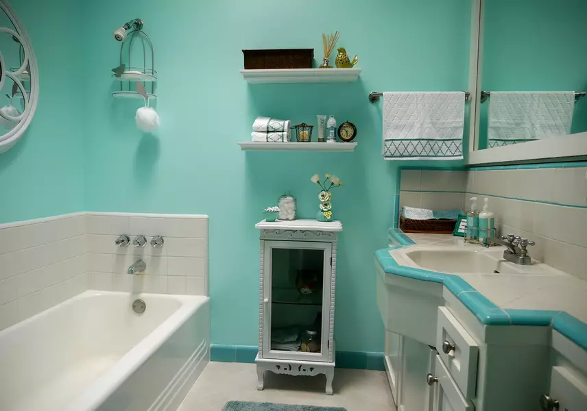 Туркуиза угаалгын өрөө (61 зураг): Энэ өнгөнд угаалгын өрөөний дизайны жишээ. Бид өнгөөр ​​ойлгож, үзэсгэлэнтэй дотоод засал чимэглэлийг бий болго 10203_9