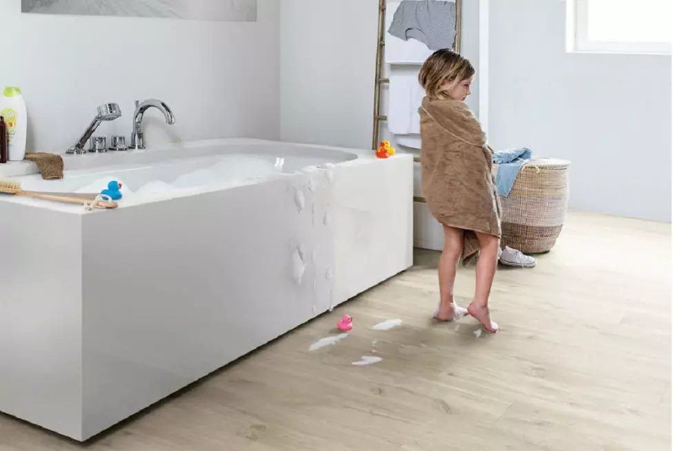 Fürdőszoba laminátum: Nedvességálló műanyag, vinil és más fajták a falon és a padlók. Vélemény 10204_13