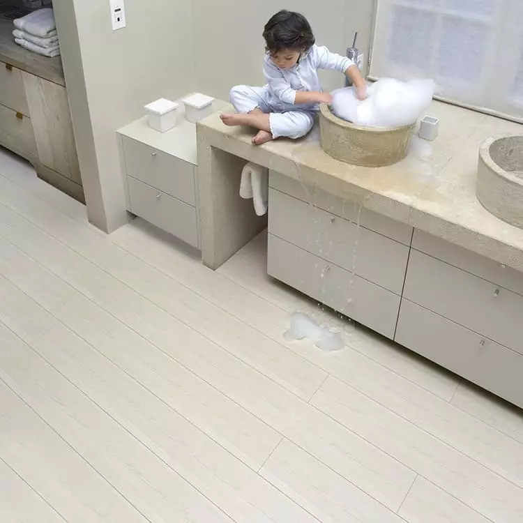 Kupaonica laminat: plastika otporna na vlagu, vinil i druge sorte na zidu i za podove. Recenzije 10204_32