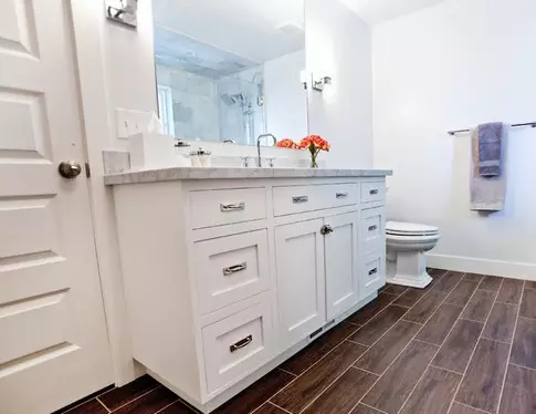 Bilik mandi Laminate: plastik tahan kelembapan, vinil dan jenis lain di dinding dan untuk lantai. Ulasan 10204_47