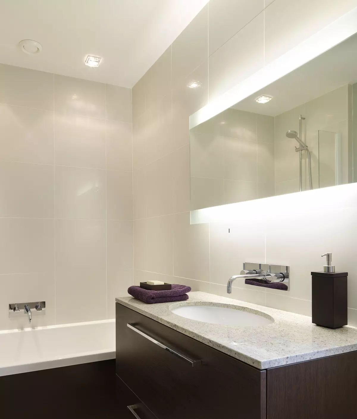 Banyo tasarımı 5 kV. M (111 Fotoğraf): Güzel banyoların projeleri Dairede 5 metrekare, çamaşır makinesi ile modern iç 10205_21