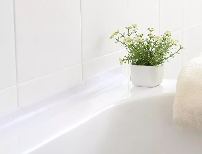 浴室边界（普林斯）（42张照片）：边界丝带，瓷砖的塑料角与水流到浴室的地板上 10216_17