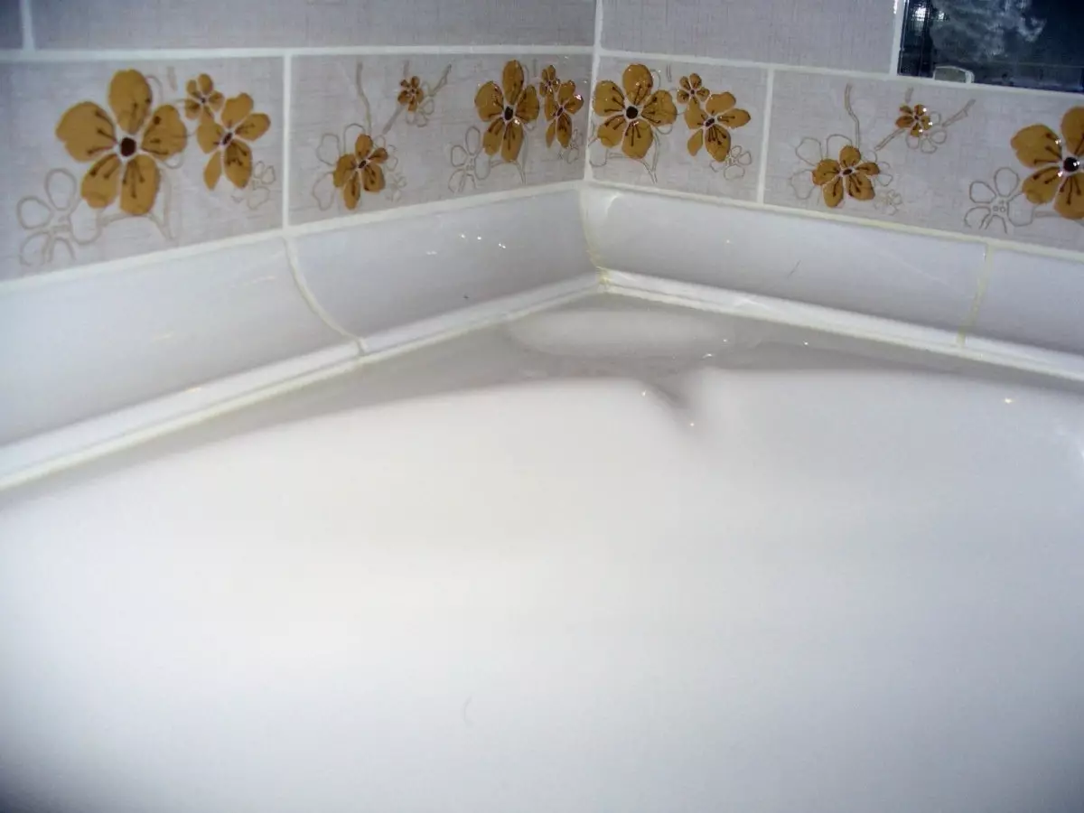 Határok a fürdő (Plinths) (42 fotók): Határszalagok, műanyag sarkok csempék és szalagok a víz áramlására a padlóra a fürdőszobában 10216_2