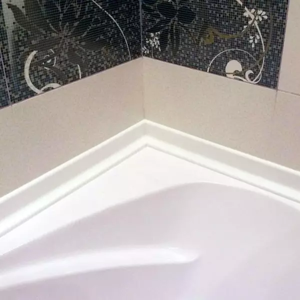 Frontières pour la baignoire (soclets) (42 photos): rubans à bordure, coins en plastique pour carreaux et poupe d'eau au sol dans la salle de bain 10216_25