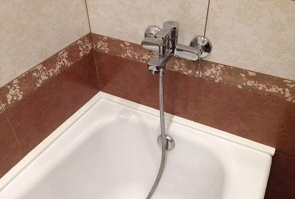 Bordi per il bagno (zoccolo) (42 foto): nastri di confine, angoli in plastica per piastrelle e poppa dal flusso d'acqua al pavimento in bagno 10216_3