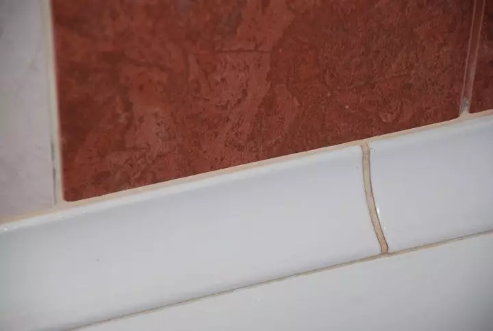 浴室边界（普林斯）（42张照片）：边界丝带，瓷砖的塑料角与水流到浴室的地板上 10216_34