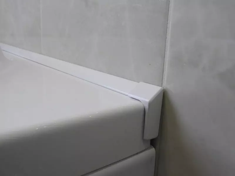 Borders untuk mandi (plinths) (42 foto): pita perbatasan, sudut plastik untuk ubin dan buritan dari aliran air ke lantai di kamar mandi 10216_6