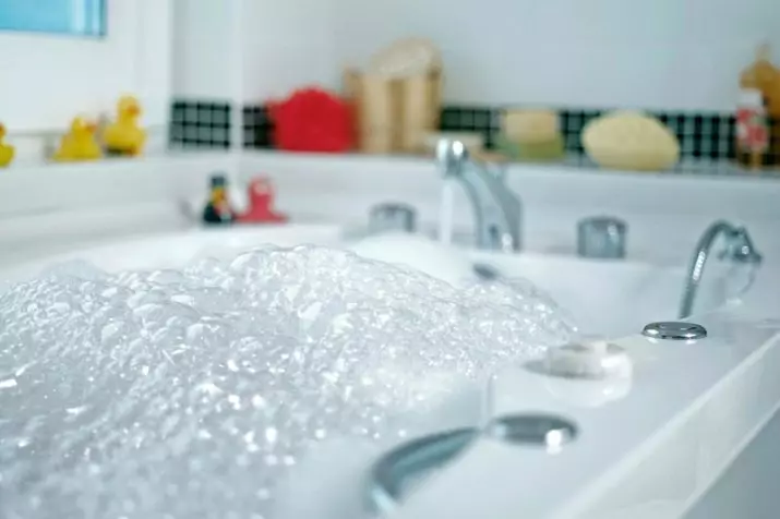 Tắm góc (101 hình ảnh): Các tính năng thiết kế phòng tắm với bồn tắm góc, bất đối xứng, đôi lớn và nhỏ, mô hình màu, mô hình kim loại có thủy lực và không có nó 10219_11