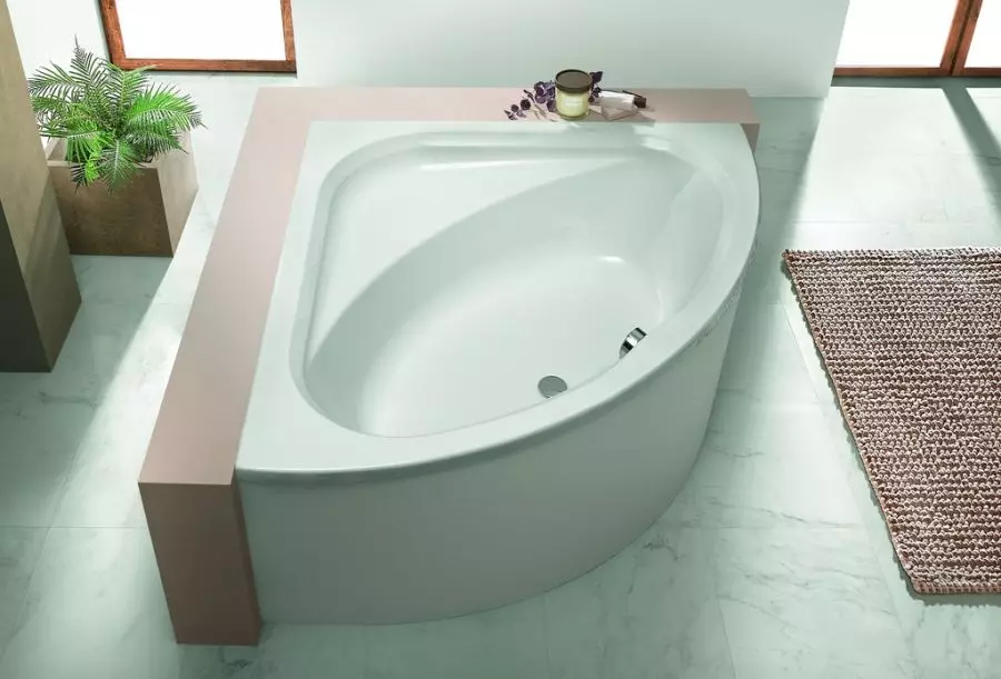 Angle fürdők (101 fotó): Bath érmén sarokkáddal, aszimmetrikus, nagy dupla és kicsi, színes modellek, fém modellek hidromasszázs és nélküle 10219_16