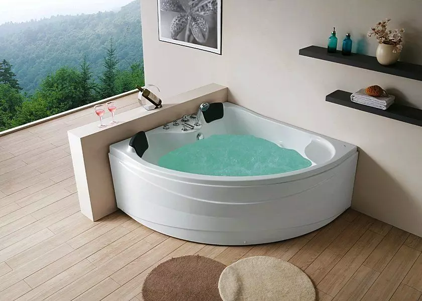 Vinkel bade (101 fotos): Bad design har med hjørne badekar, asymmetriske, store dobbelt og små, farve modeller, metal modeller med vandmassage og uden det 10219_2