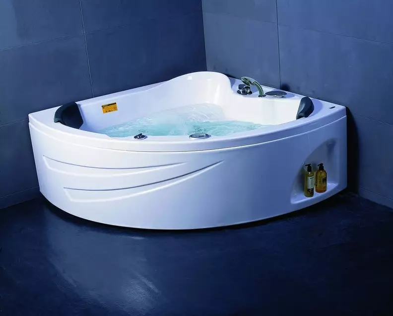 Вуглавыя ванны (101 фота): асаблівасці дызайну ванны з кутняй ваннай, несіметрычныя, вялікія двухмесныя і маленькія, каляровыя мадэлі, металічныя мадэлі з гідрамасажам і без яго 10219_25