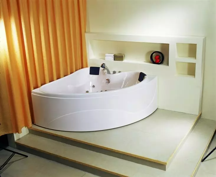 角浴（101張照片）：浴室設計配有角浴，不對稱，大的雙和小，彩色型號，金屬型號，帶有水力按摩器 10219_30
