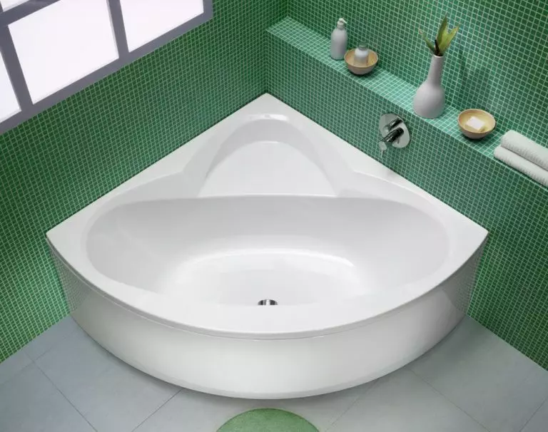 角浴（101張照片）：浴室設計配有角浴，不對稱，大的雙和小，彩色型號，金屬型號，帶有水力按摩器 10219_34