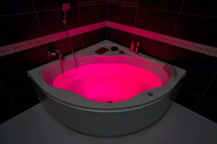 Angle fürdők (101 fotó): Bath érmén sarokkáddal, aszimmetrikus, nagy dupla és kicsi, színes modellek, fém modellek hidromasszázs és nélküle 10219_40