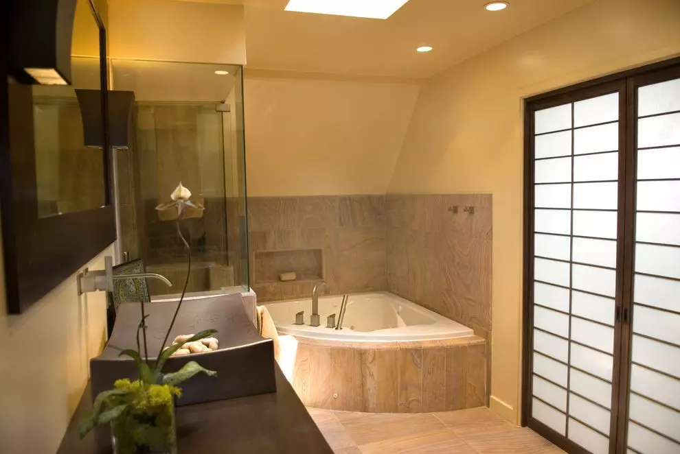 角浴（101張照片）：浴室設計配有角浴，不對稱，大的雙和小，彩色型號，金屬型號，帶有水力按摩器 10219_69