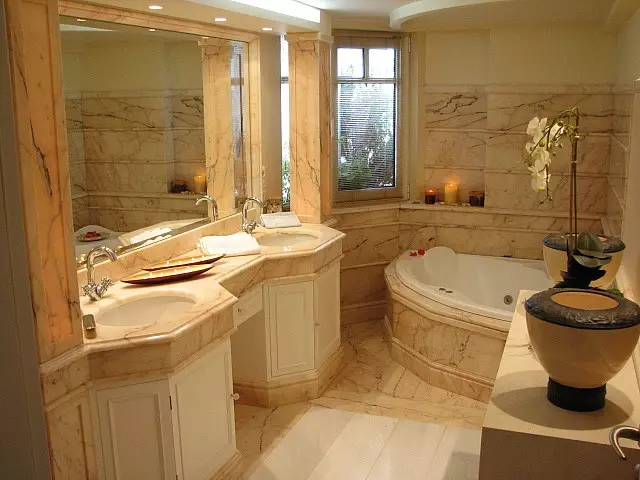 Tắm góc (101 hình ảnh): Các tính năng thiết kế phòng tắm với bồn tắm góc, bất đối xứng, đôi lớn và nhỏ, mô hình màu, mô hình kim loại có thủy lực và không có nó 10219_70