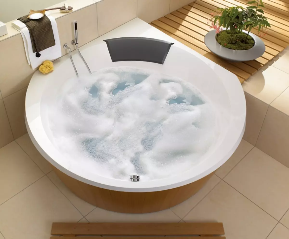 Tắm góc (101 hình ảnh): Các tính năng thiết kế phòng tắm với bồn tắm góc, bất đối xứng, đôi lớn và nhỏ, mô hình màu, mô hình kim loại có thủy lực và không có nó 10219_74