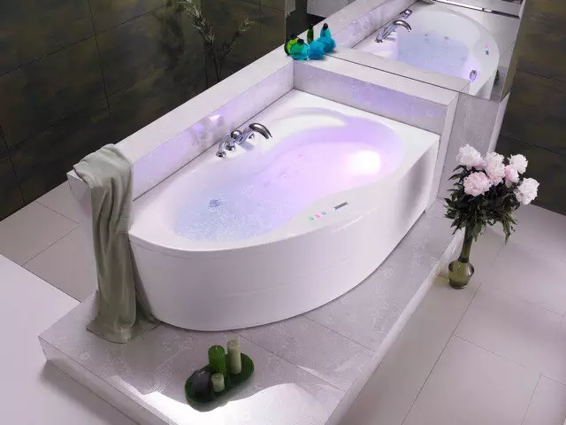 Leņķa vannas (101 fotogrāfijas): vannas dizaina iezīmes ar stūra vannu, asimetriskiem, lieliem dubultiem un maziem, krāsu modeļiem, metāla modeļiem ar hidromasāžu un bez tā 10219_78