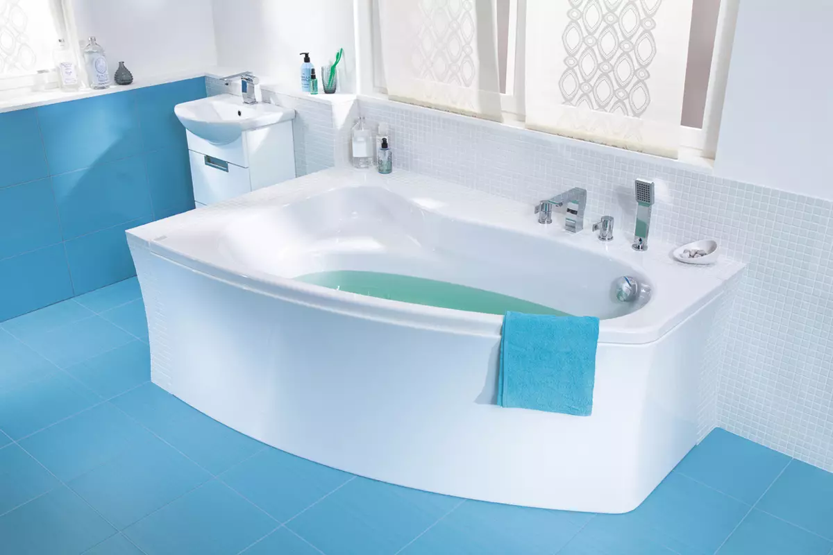 Vinkel bade (101 fotos): Bad design har med hjørne badekar, asymmetriske, store dobbelt og små, farve modeller, metal modeller med vandmassage og uden det 10219_81