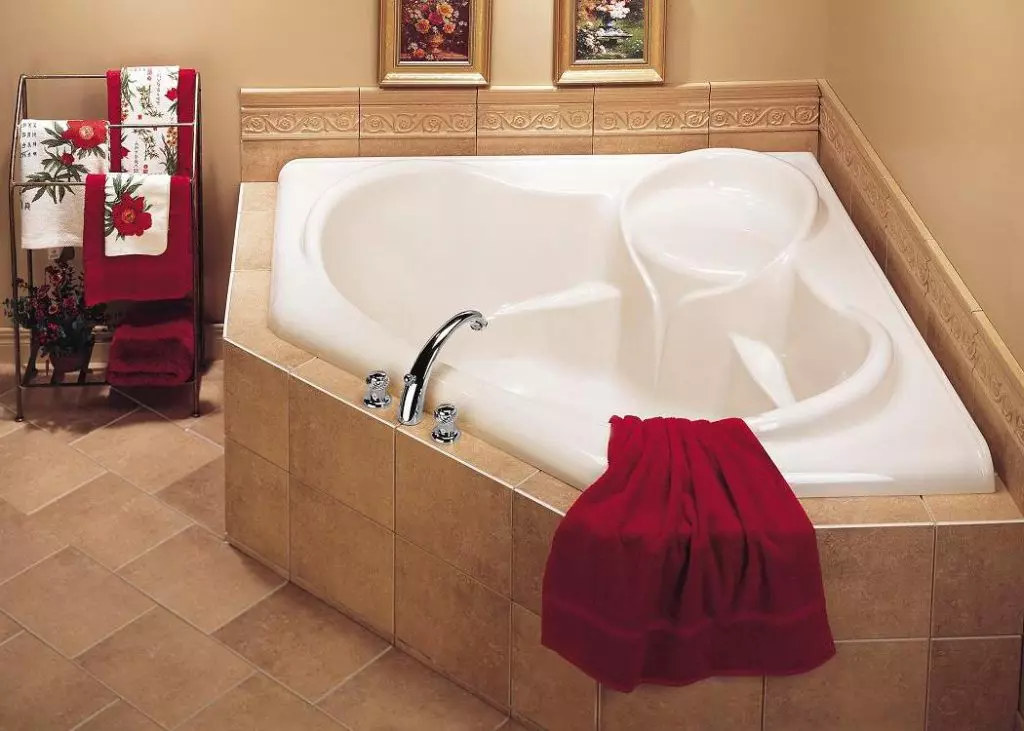 Angle fürdők (101 fotó): Bath érmén sarokkáddal, aszimmetrikus, nagy dupla és kicsi, színes modellek, fém modellek hidromasszázs és nélküle 10219_83