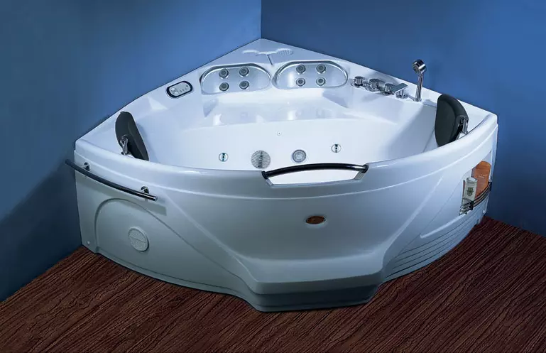Vinkel bade (101 fotos): Bad design har med hjørne badekar, asymmetriske, store dobbelt og små, farve modeller, metal modeller med vandmassage og uden det 10219_89