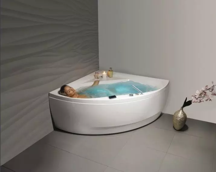 Små badekar: mini-badestørrelser. Tips for å velge et lite bad, eksempler på kompakte bad i interiøret 10223_14
