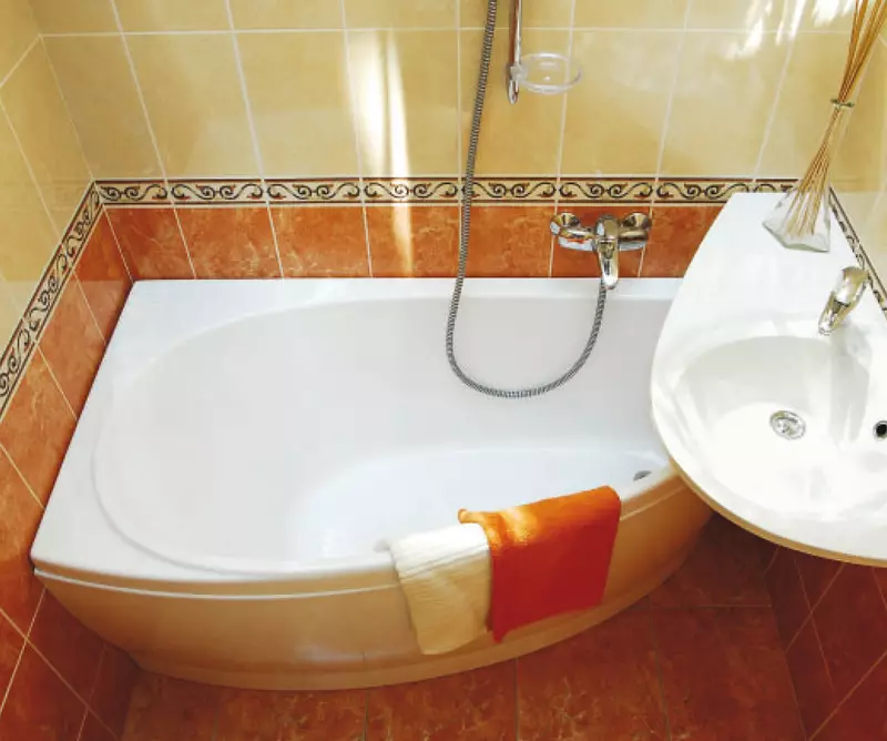Bathtub kecil: ukuran mini-bath. Tips Memilih Mandi Kecil, Contoh Pemandian Kompak Di Interior 10223_2