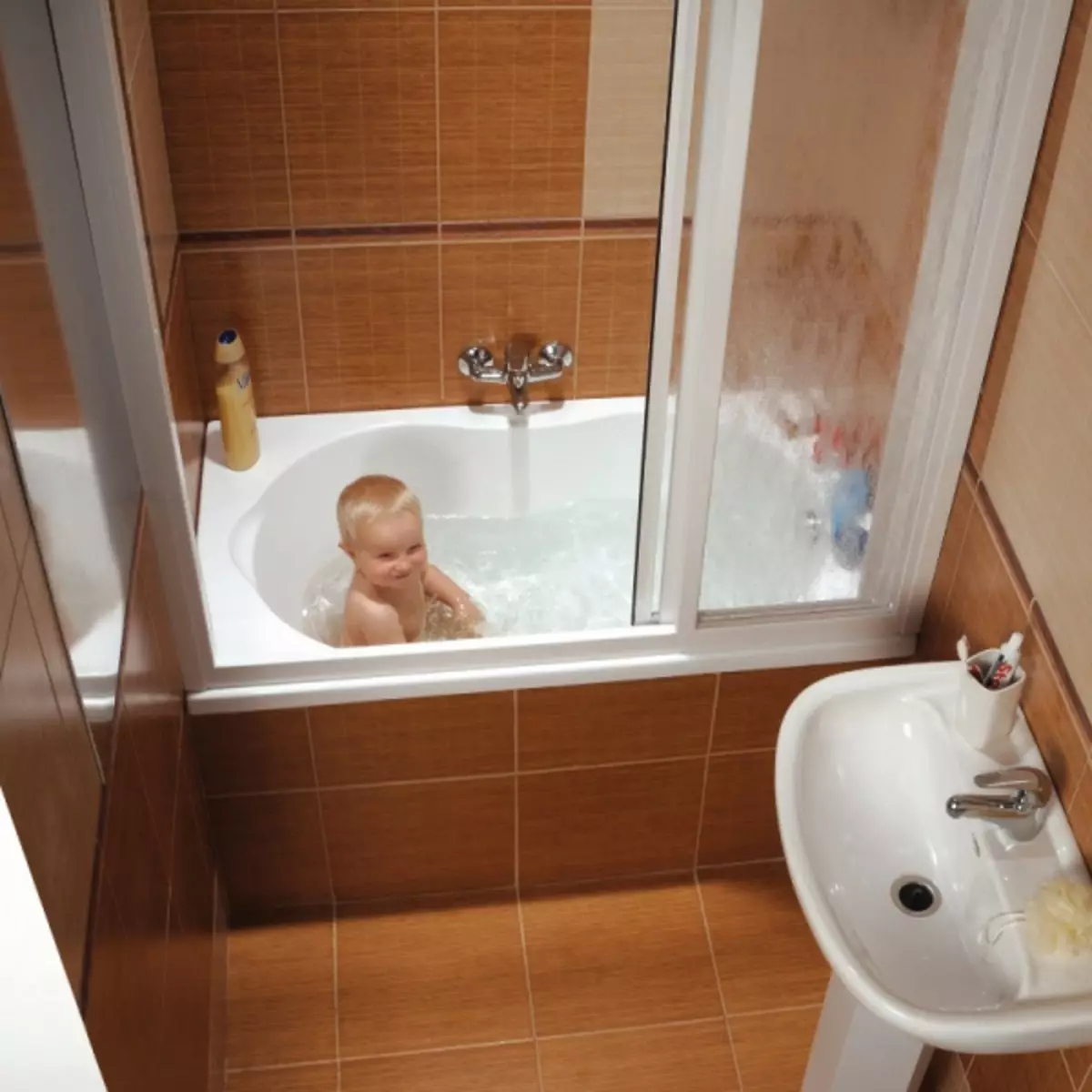 Poucas bañeiras: tamaños de mini-baño. Consellos para escoller un pequeno baño, exemplos de baños compactos no interior 10223_36