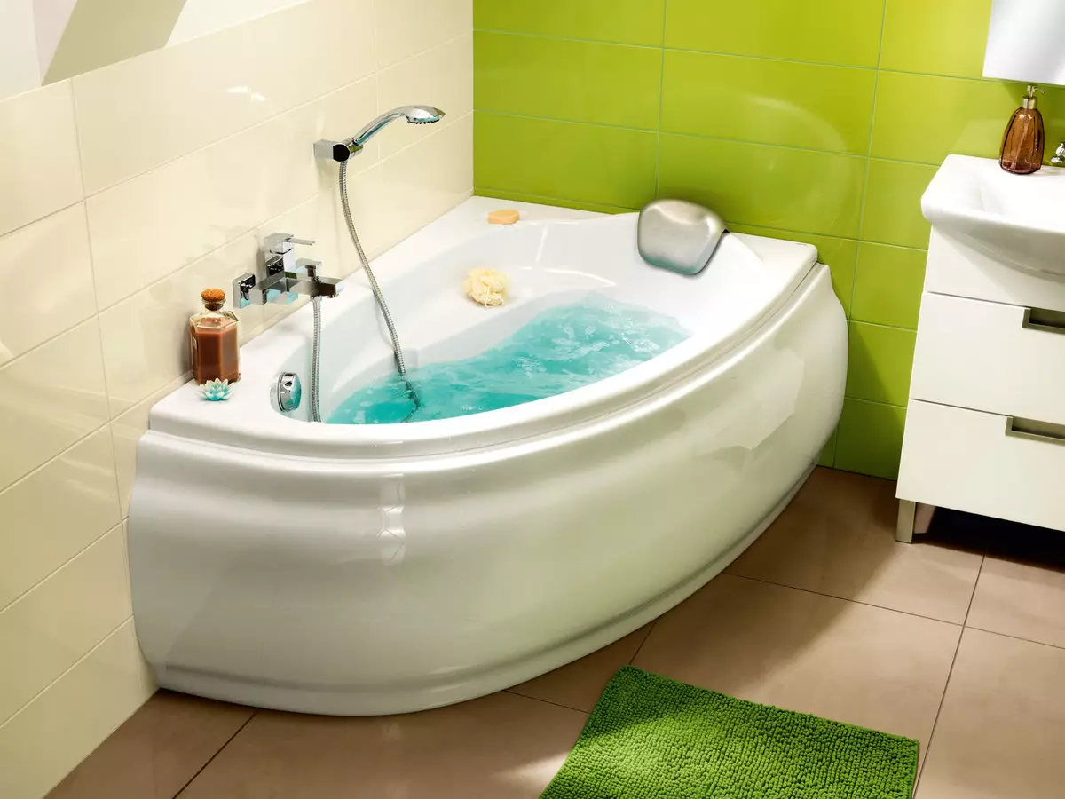 Male kade: Mini-kupatilo veličine. Savjeti za odabir male kupke, primjeri kompaktnih kupališta u unutrašnjosti 10223_48