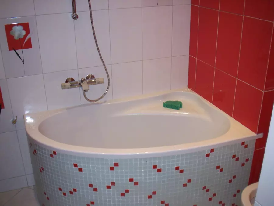 Bathtubs pak: Mini-Bath Sizes. Këshilla për zgjedhjen e një banjë të vogël, shembuj të banjëve kompakte në brendësi 10223_55