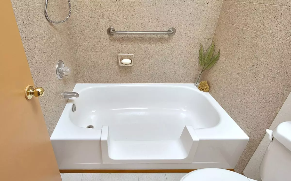 Little bathtubs: mini-bath sizes. Mga tip para sa pagpili ng isang maliit na paliguan, mga halimbawa ng compact bath sa loob 10223_69