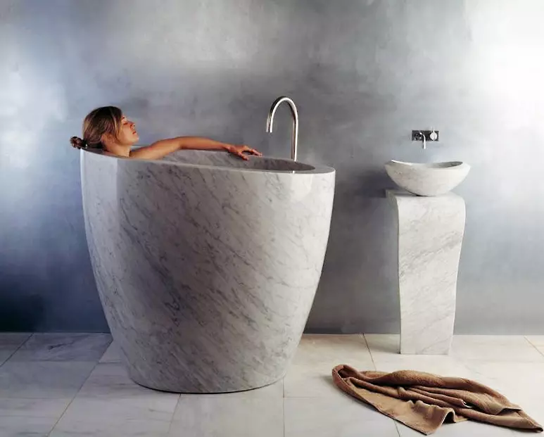 Маленькі ванни: розміри міні-ванн. Поради щодо вибору невеликої ванни, приклади компактних ванн в інтер'єрі 10223_72