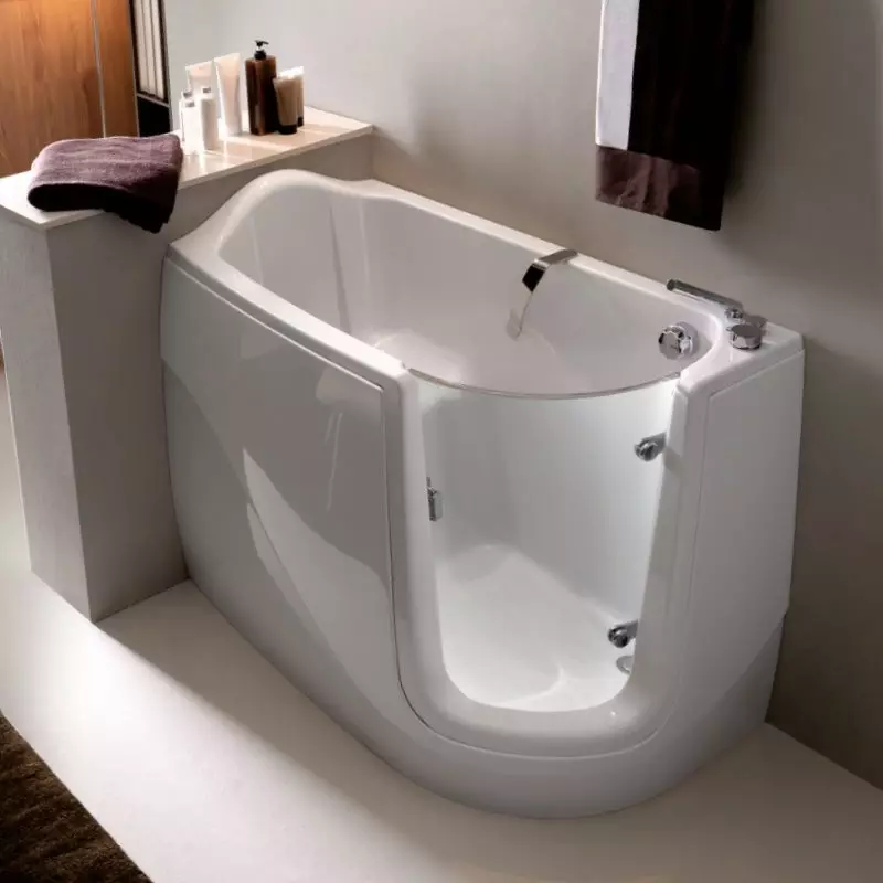 Bathtub kecil: ukuran mini-bath. Tips Memilih Mandi Kecil, Contoh Pemandian Kompak Di Interior 10223_87