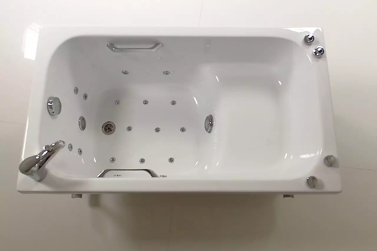 Poucas bañeiras: tamaños de mini-baño. Consellos para escoller un pequeno baño, exemplos de baños compactos no interior 10223_9