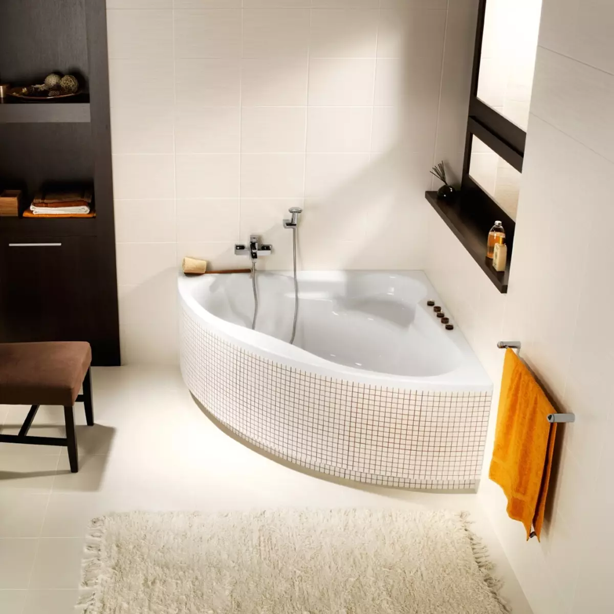 Bathtub kecil: ukuran mini-bath. Tips Memilih Mandi Kecil, Contoh Pemandian Kompak Di Interior 10223_92