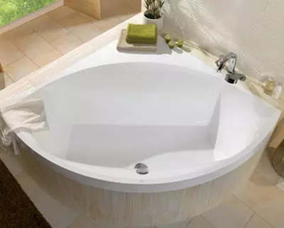Corner baths na may hydromassage: laki ng bath jacuzzi. Cast iron hot tub at iba pang mga modelo para sa maliliit at malalaking kuwarto 10228_23
