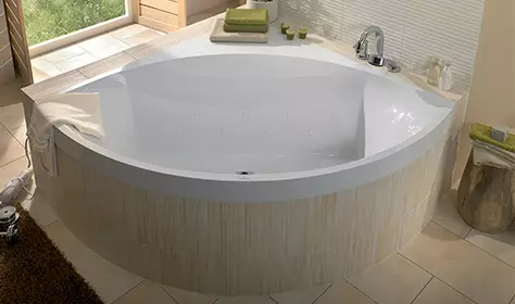 Hjørnebad med hydromassasje: Størrelser av badboblebad. Støpejern boblebad og andre modeller for små og store rom 10228_24