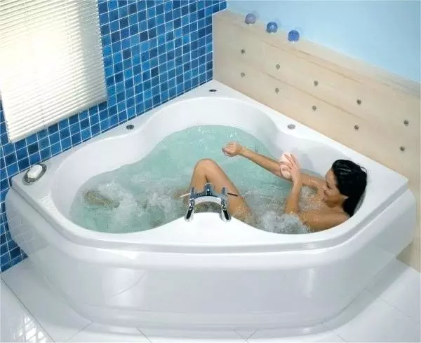 Hoekbaden met hydromassage: maten van badjacuzzi. Gietijzeren bubbelbad en andere modellen voor kleine en grote kamers 10228_31