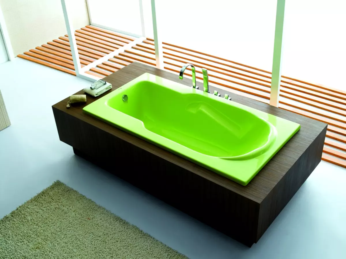 حمام های اکریلیک رنگی (53 عکس): مدل های مستطیلی و دیگر. توصیه ها برای انتخاب 10229_7