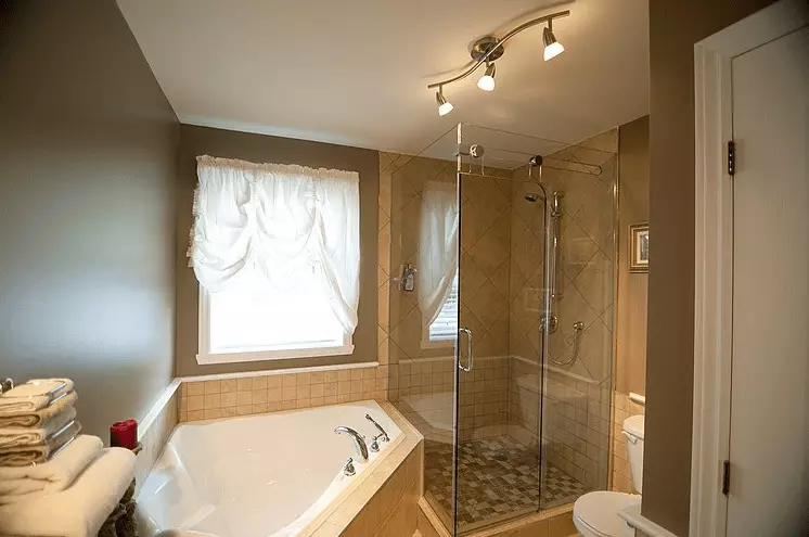 Kotiček Kopalnica v kopalnici (79 fotografij): Možnosti notranje opreme z vogalno kopalnico, lepe ideje 10233_22