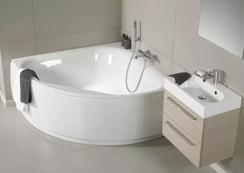 Γωνιακά μπάνια στο μπάνιο (79 φωτογραφίες): Εσωτερικές επιλογές σχεδίασης με γωνιακό μπάνιο, όμορφες ιδέες 10233_33
