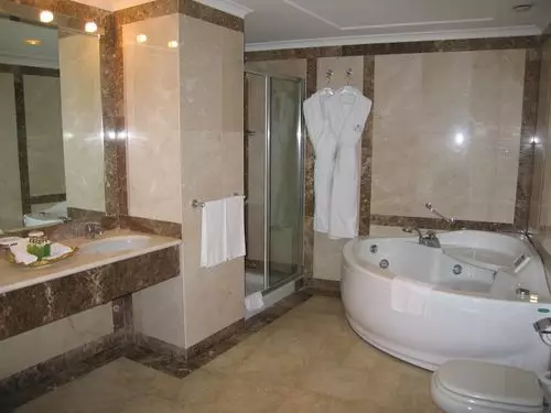 Γωνιακά μπάνια στο μπάνιο (79 φωτογραφίες): Εσωτερικές επιλογές σχεδίασης με γωνιακό μπάνιο, όμορφες ιδέες 10233_40