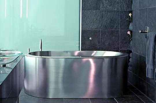 Baños de metal: 140x70 cm y 150x70 cm, 170x70 cm y otras dimensiones estándar. ¿Cuánta baño pesa? Ventajas y desventajas 10250_23