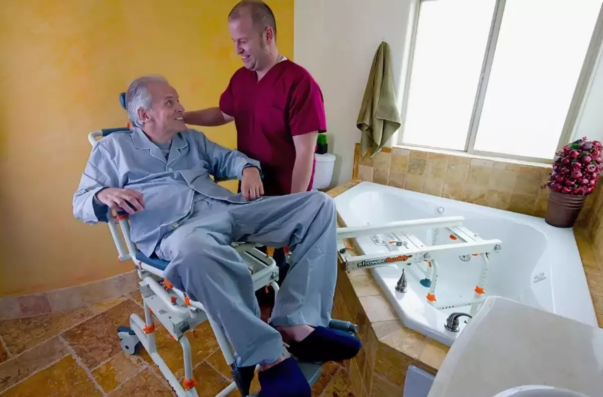 Пансионат для неходячих. Ванная комната для пожилых людей. Приспособления в ванную для пожилых людей. Ванная для инвалидов лежачих. Приспособления в ванну для инвалидов и пожилых людей.