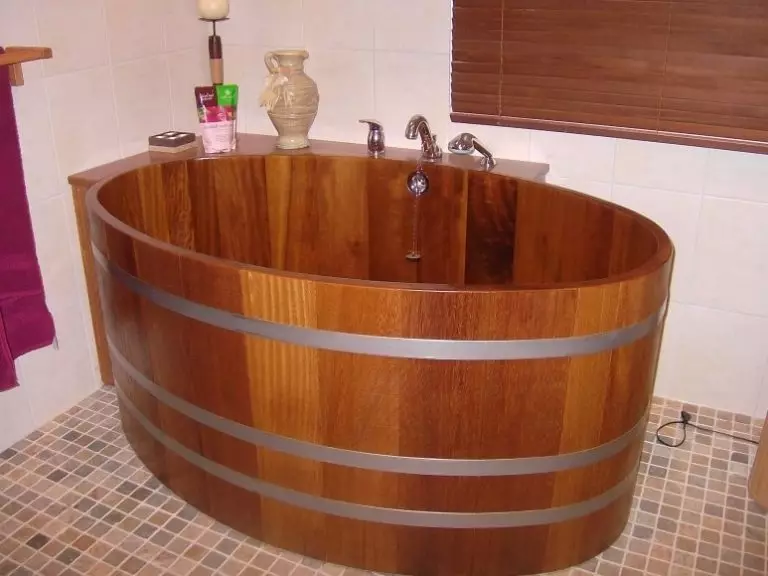 Drevené kúpele (53 fotiek): Plusy a nevýhody drevených kúpeľov a výberu Tipy 10260_50