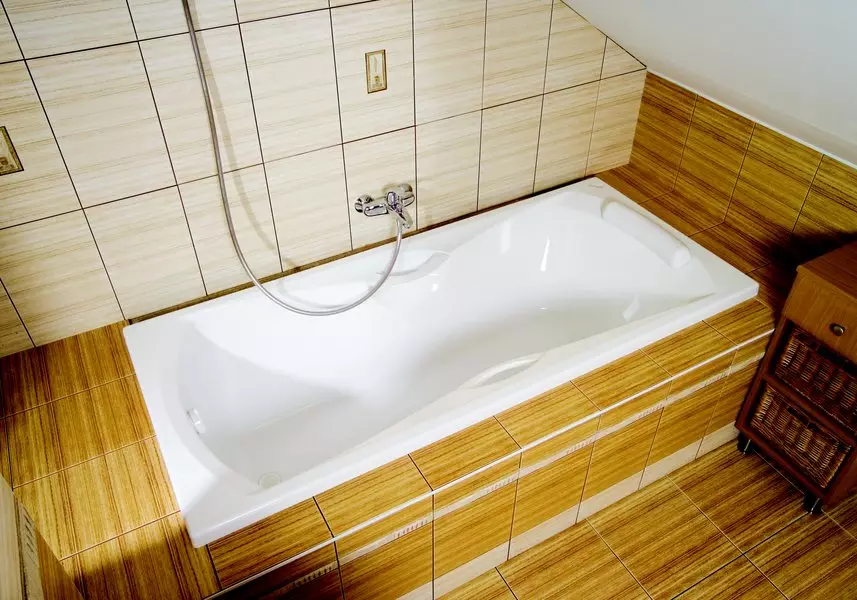 Ўбудавальныя ванны (66 фота): авальныя і прастакутныя убудаваныя ў подыум мадэлі ў інтэр'еры 10262_44